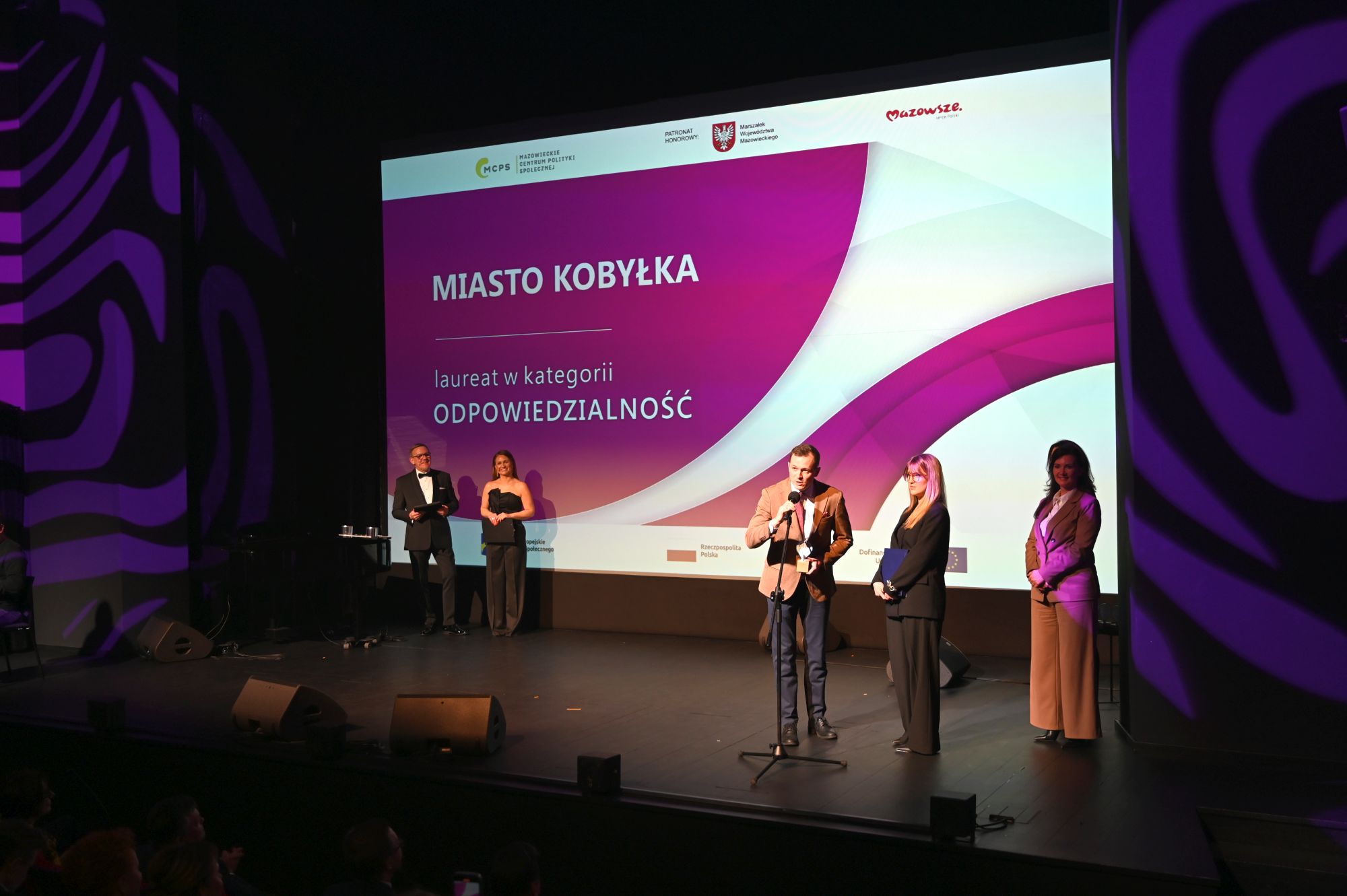 Wręczenie nagordy. Wypowiedź Burmistrza Kobyłki. 